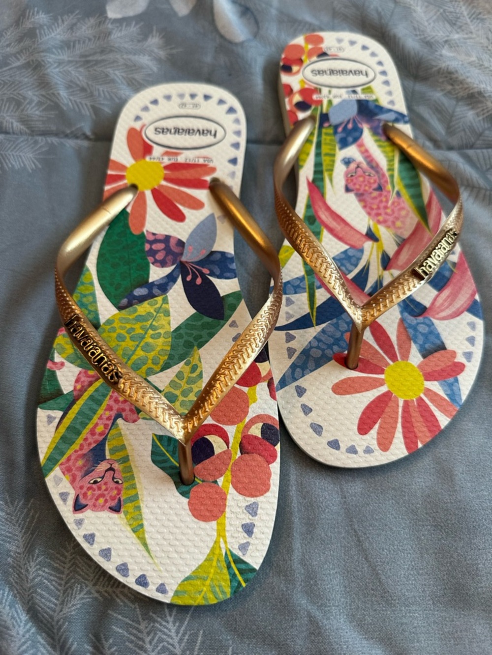 NWOT Havaianas White Floral Flip Flops w/Gold Straps Sz 11/12 tropical leopard